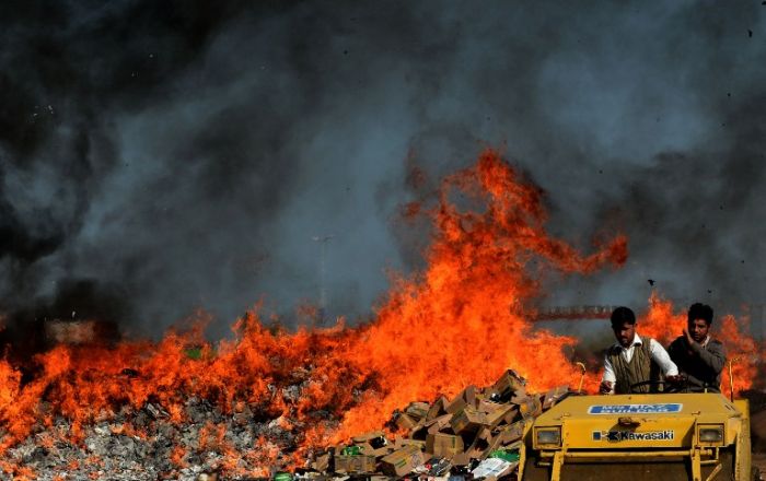 Церемония уничтожения запрещённых вещей в Пакистане (13 фото)