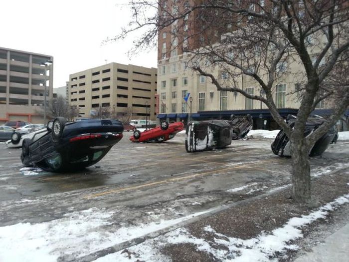 Странный случай на парковке (4 фото)