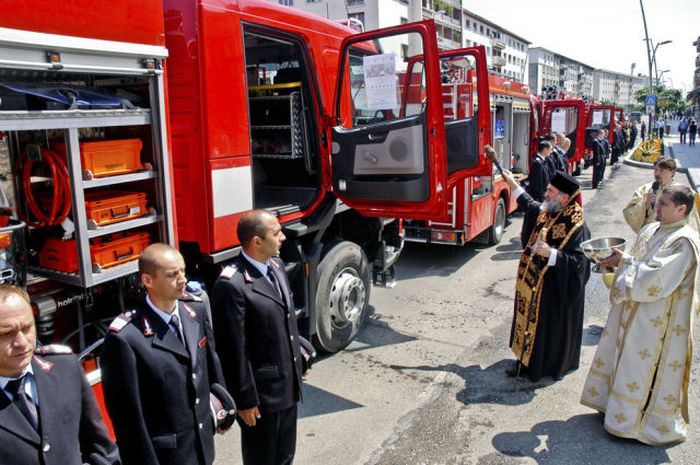 Священники в Румынии успевают везде заработать (20 фото)