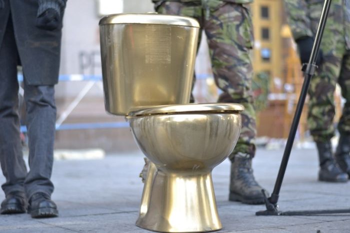 Золотой унитаз на Евромайдане в Киеве (6 фото)