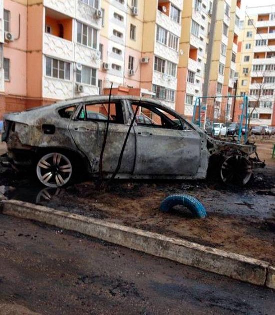 Жители дома подожгли BMW X6 за парковку на газоне