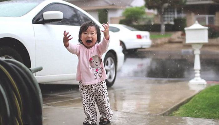 Девочка в первый раз увидела дождь (6 фото)