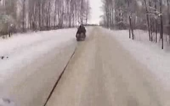 160 км/ч на санях, прицепленных к автомобилю