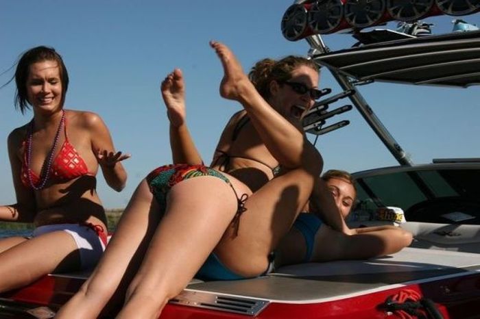 Сексуальные лесбияночки классно проводят время на яхте