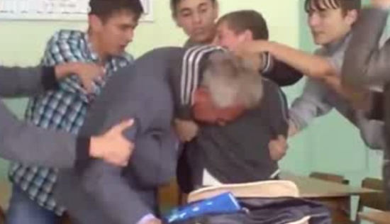 Уральский школьник избил пожилого учителя