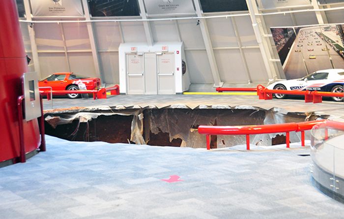 В музее Chevrolet Corvette провалились под землю 8 автомобилей (4 фото)