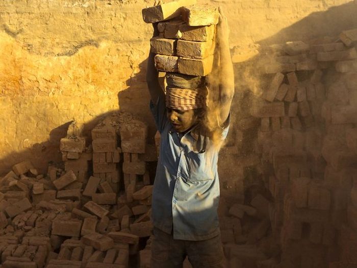 Как используют детский труд в Непале (12 фото)