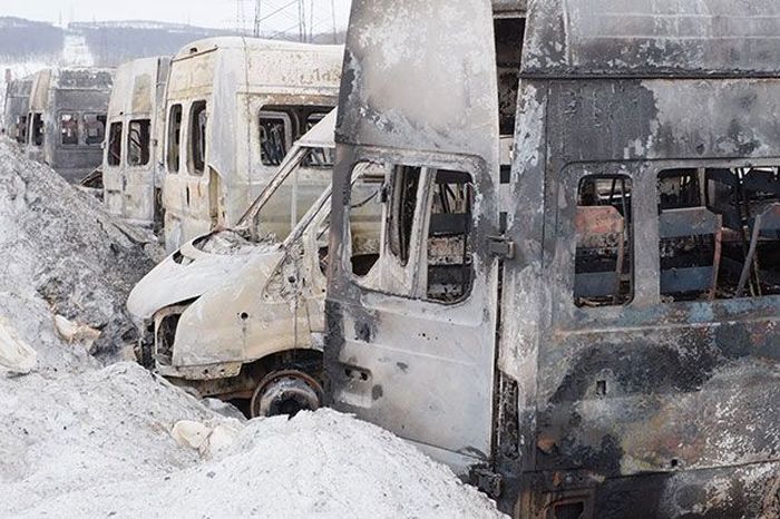 В Мурманске сжигают маршрутные такси (13 фото)