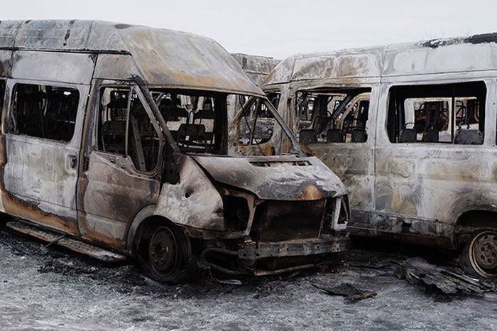В Мурманске сжигают маршрутные такси (13 фото)