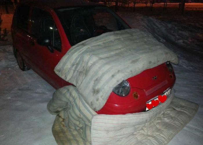 Как девушка заботится о своем автомобиле в мороз (3 фото)