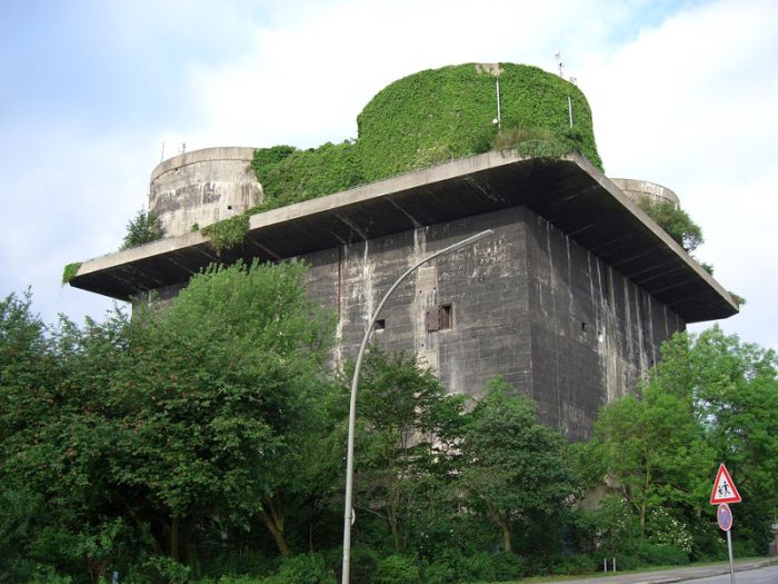 Электростанция из заброшенного бункера (9 фото)