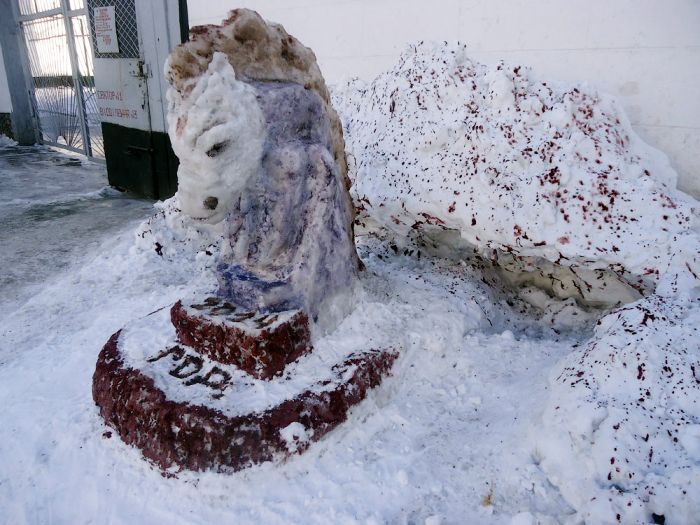 Конкурс снежных скульптур в исправительных колониях Украины (16 фото)