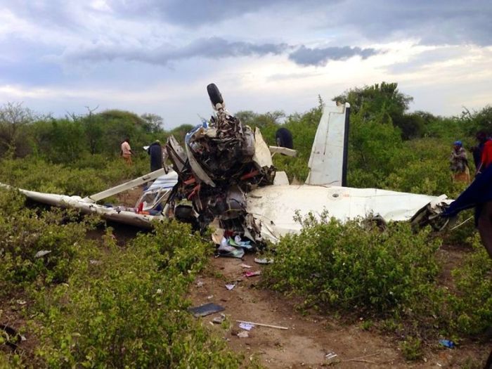 Люди чудом выжили после крушения самолета (9 фото)