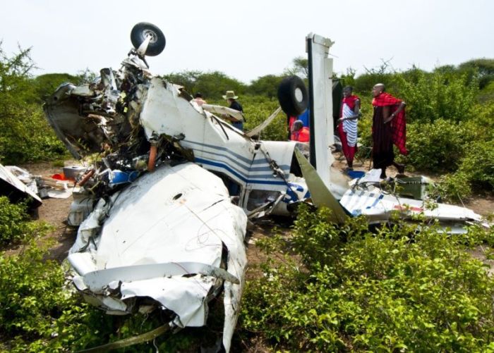 Люди чудом выжили после крушения самолета (9 фото)