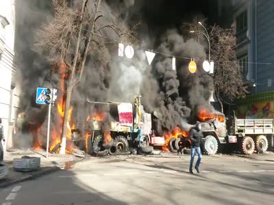 18 февраля - в Киеве горит техника Беркута (6.0 мб)