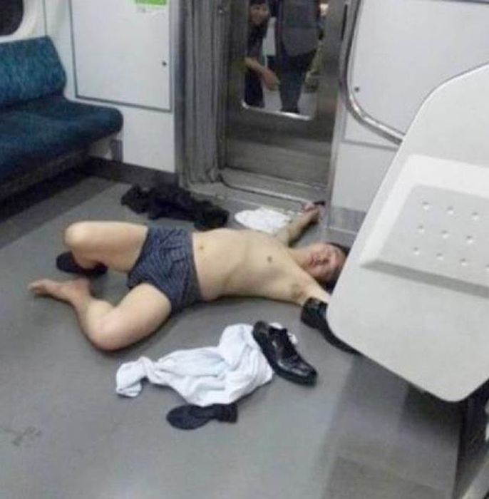 Странная мода у пассажиров в метро (56 фото)