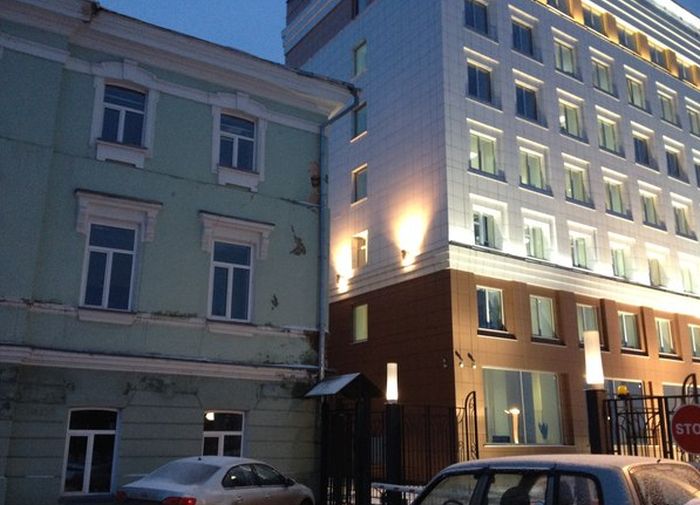 Сравним два здания в центре Томска? (2 фото)