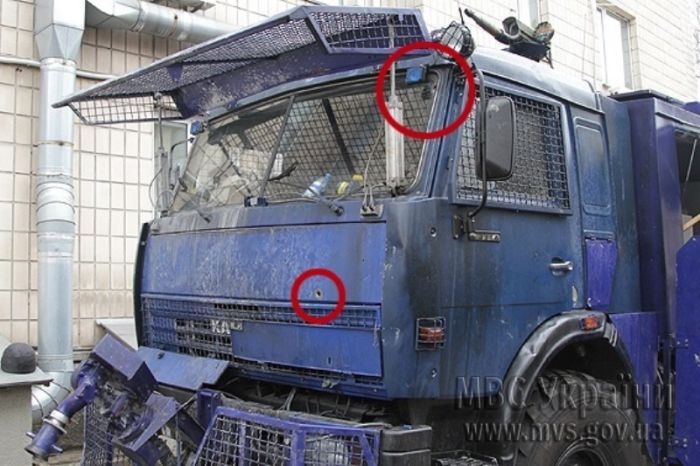 В Киеве ведут обстрел бронебойными патронами (6 фото)