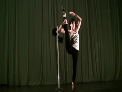 Интересный танец девушки с элементами жонглирования (10.8 мб)