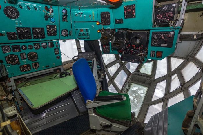 Прогулка по борту самолёта Ил-76Т (36 фото)