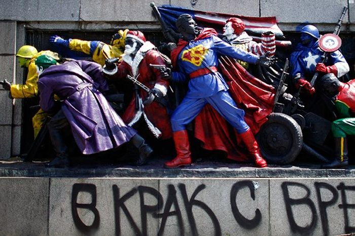 В Болгарии вновь осквернили памятник советским солдатам (6 фото)