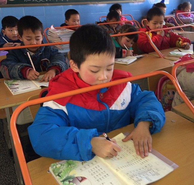 Как в китайских школах учат правильно сидеть и держать осанку (9 фото)