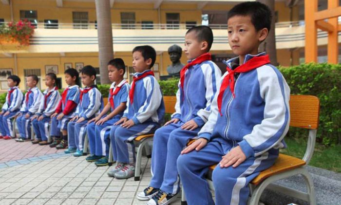 Как в китайских школах учат правильно сидеть и держать осанку (9 фото)