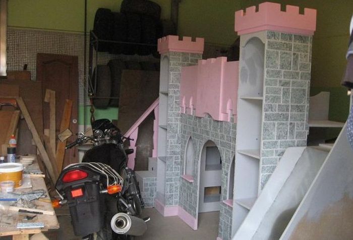 Отец построил сказочный домик для своей дочери (23 фото)