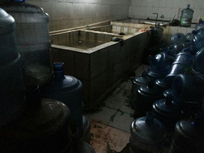Как в Китае разливают бутилированную воду (9 фото)