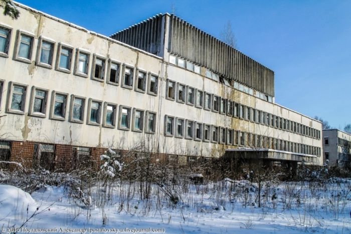 Коммуникационный центр управления Чернобыльской АЭС (28 фото)