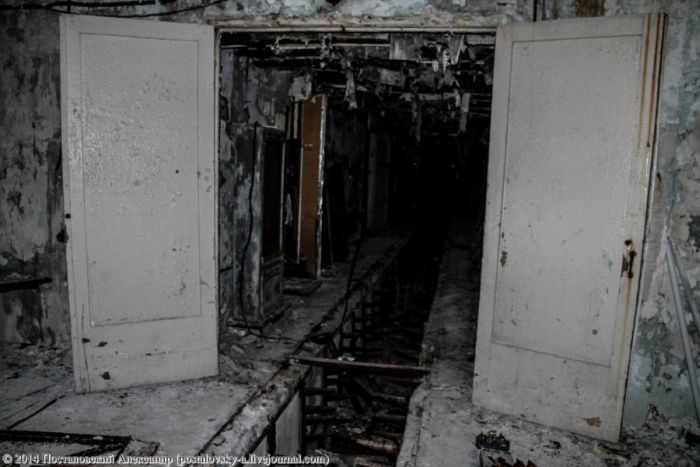 Коммуникационный центр управления Чернобыльской АЭС (28 фото)