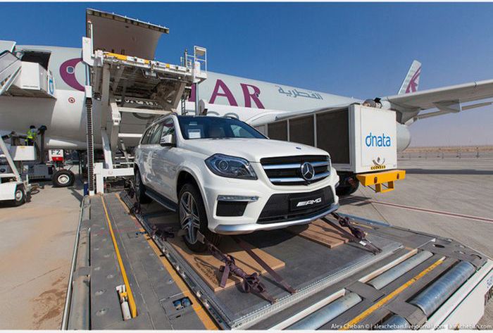 Доставка дорогостоящих автомобилей арабских шейхов по воздуху (18 фото)