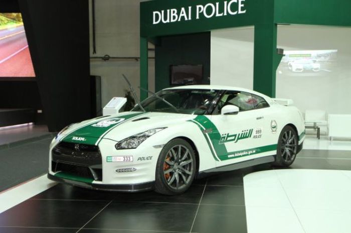 Автомобили полиции в Дубае (22 фото)