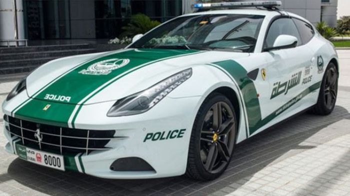 Автомобили полиции в Дубае (22 фото)