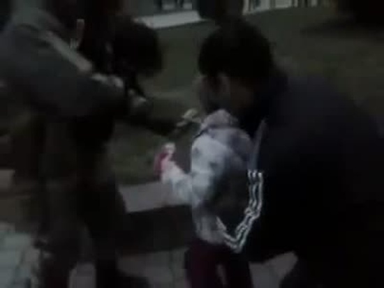 Российский солдат и ребенок в Крыму