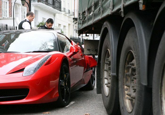 Водитель грузовика не заметил Ferrari 458 Italia (9 фото)