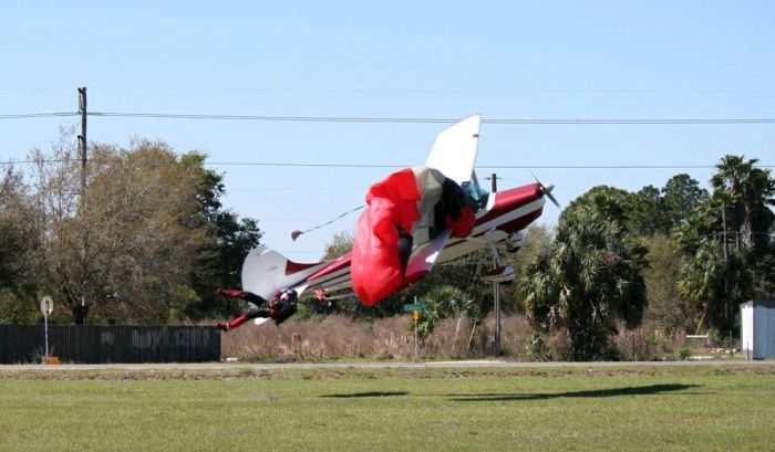 Столкновение парашютиста с самолетом при посадке (15 фото)