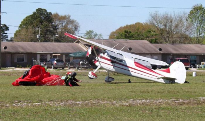 Столкновение парашютиста с самолетом при посадке (15 фото)