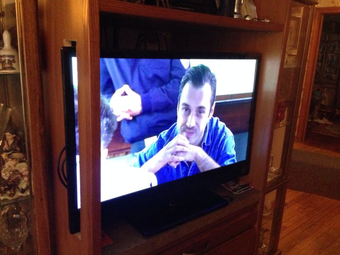 Подарил родителям новый телевизор...(2 фото)