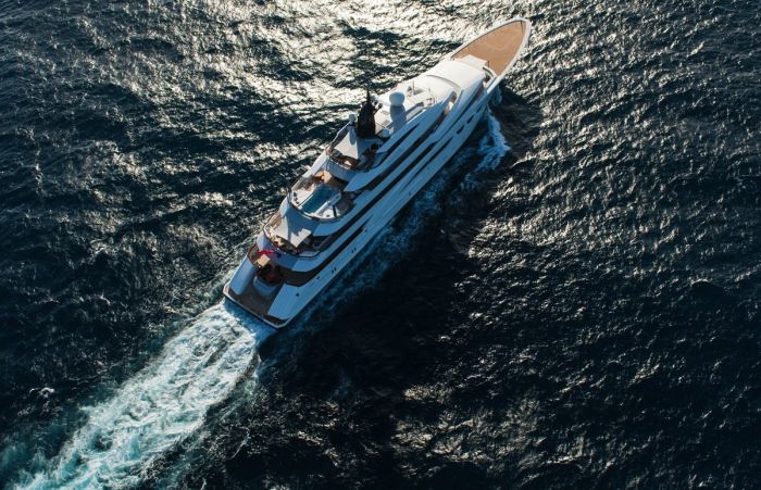 Яхта за 1.3 млн долларов в неделю (31 фото)