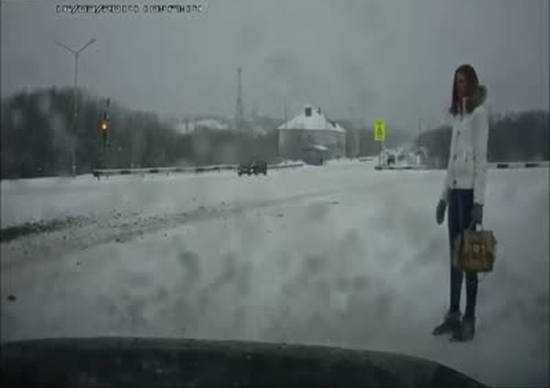 Водитель засмотрелся на девушку на светофоре