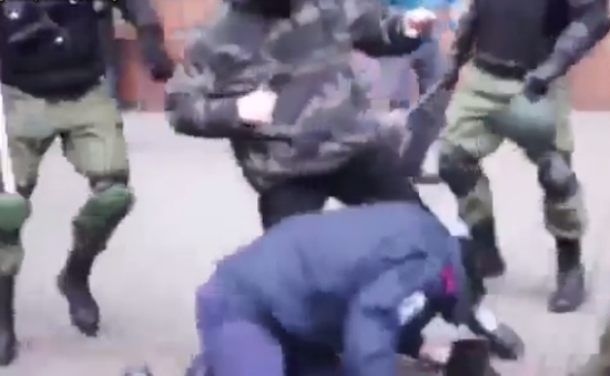 Мирные майдановцы избили милиционеров возле администрации