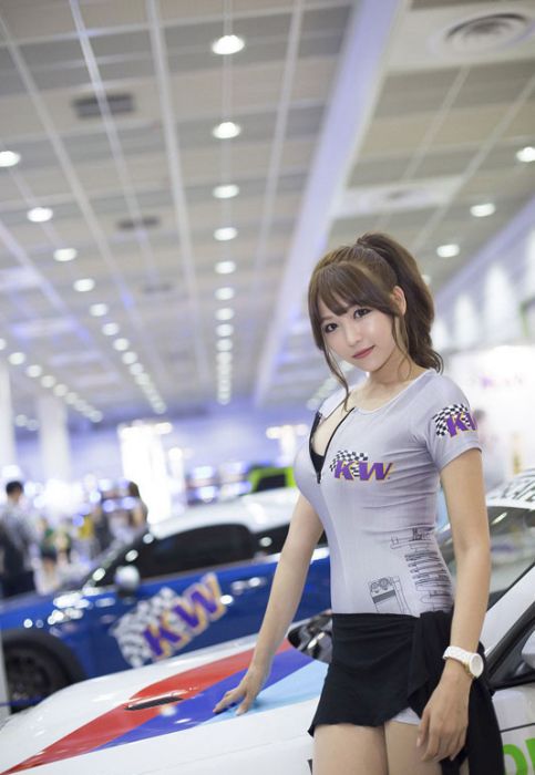 Девушки с автовыставки в Сеуле (43 фото)