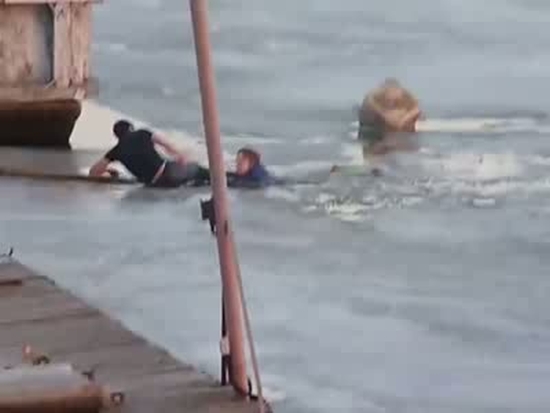 Спасение девушки из ледяной воды Волги в Костроме