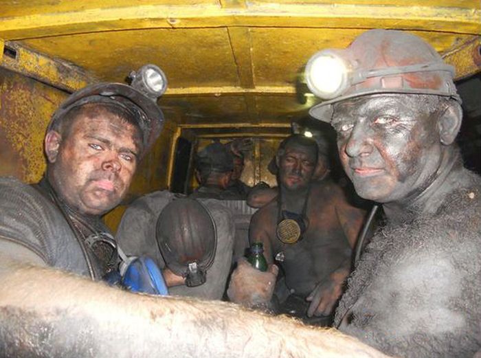 Шахтеры после тяжелой смены в угольной шахте (10 фото)