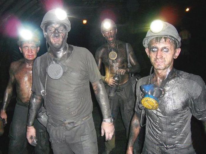 Шахтеры после тяжелой смены в угольной шахте (10 фото)