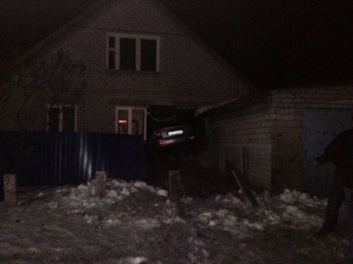 Пьяный водитель на Приоре влетел в спальню жилого дома (5 фото)