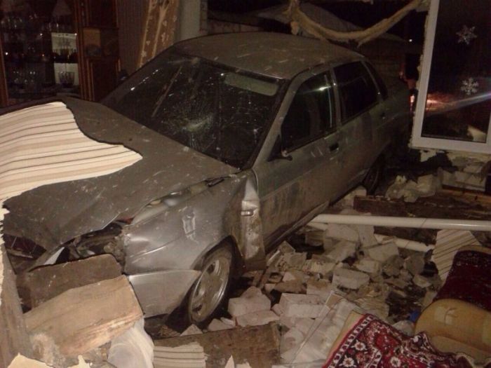 Пьяный водитель на Приоре влетел в спальню жилого дома (5 фото)
