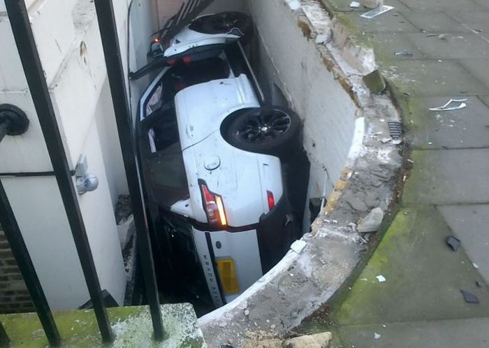 Девушка "припарковала" Range Rover на дне подвальной части здания (7 фото)
