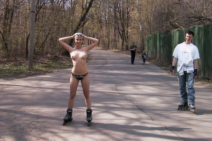 Голая девка катается на роликах - фото | rebcentr-alyans.ru
